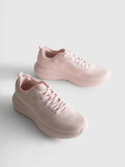 Sneaker mit Schnürsenkeln und Strickoptik