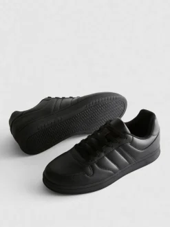 Sneaker mit Schnürsenkeln und Einsätzen