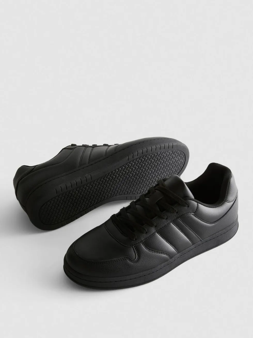Sneaker mit Schnürsenkeln und Einsätzen
