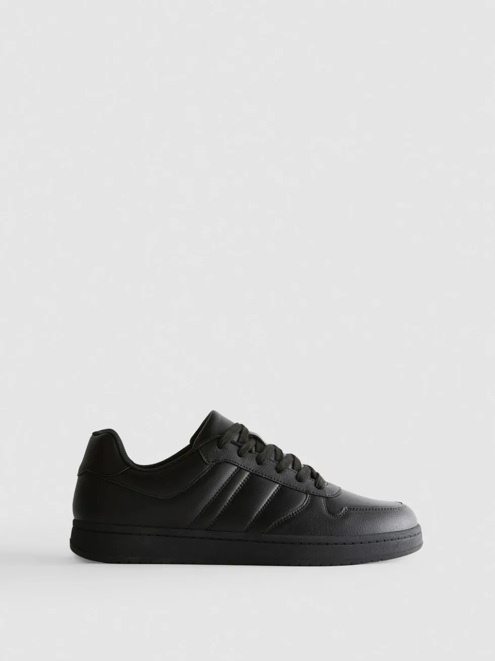 Sneaker mit Schnürsenkeln und Einsätzen