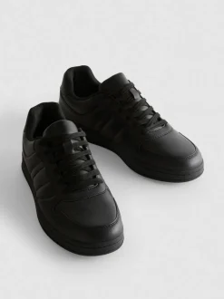 Sneaker mit Schnürsenkeln und Einsätzen