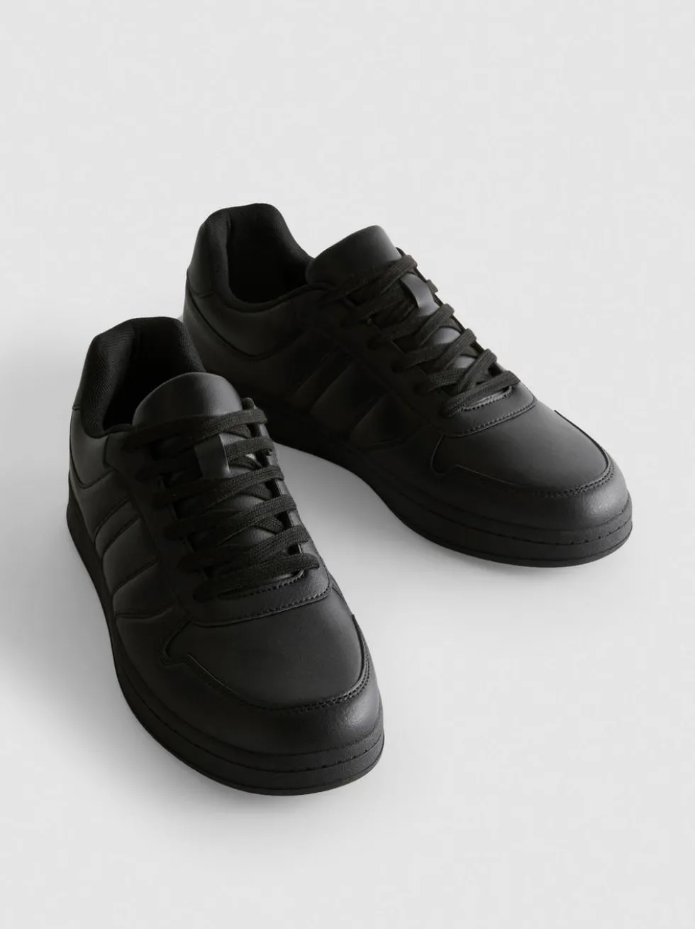 Sneaker mit Schnürsenkeln und Einsätzen