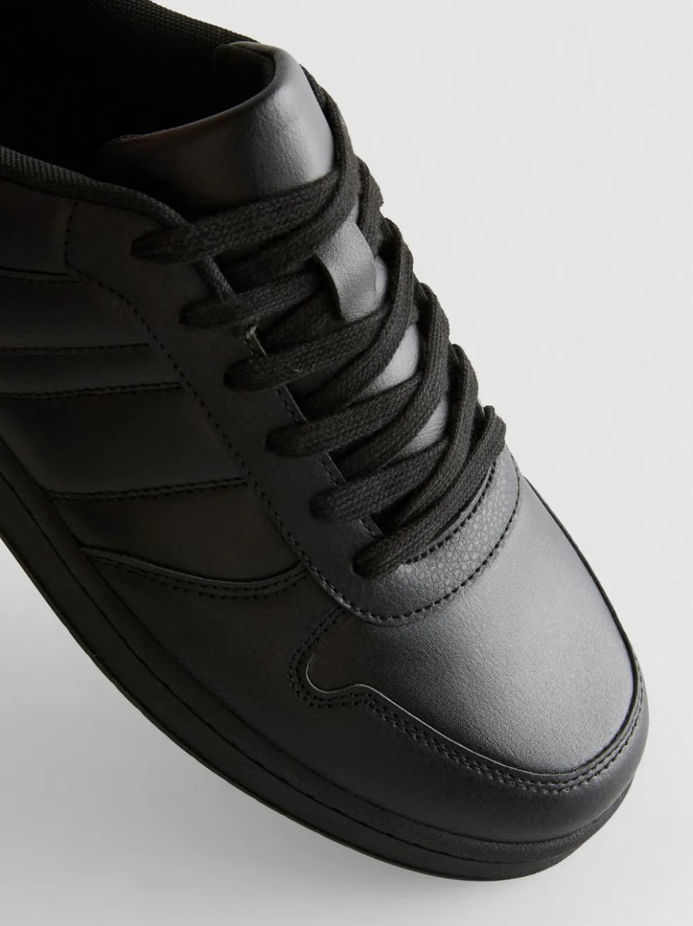 Sneaker mit Schnürsenkeln und Einsätzen