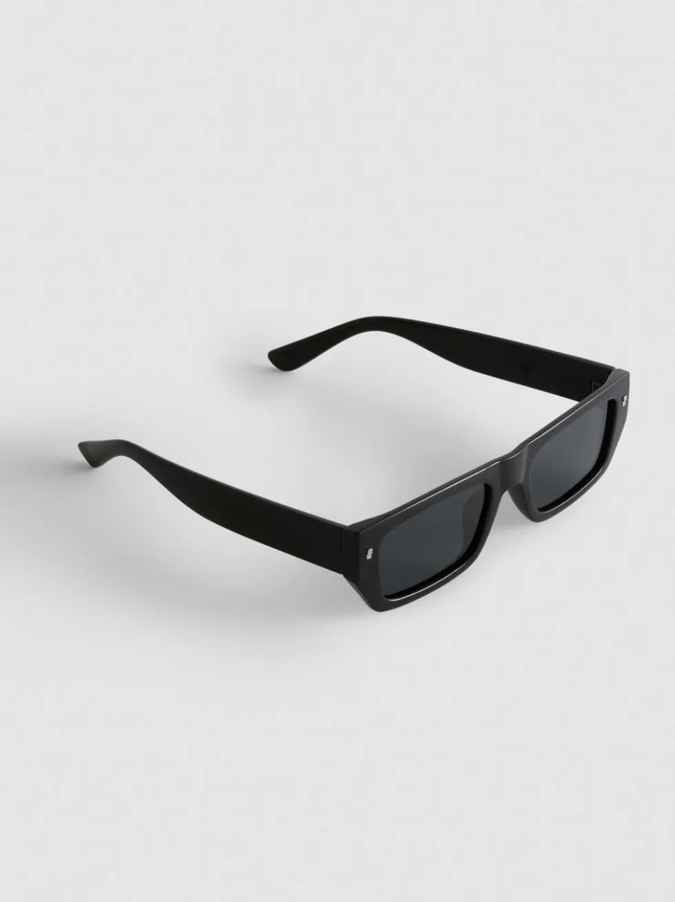 Sonnenbrille mit schmalen, rechteckigen Gläsern