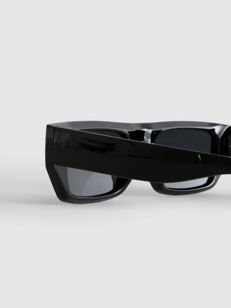 Sonnenbrille mit schmalen, rechteckigen Gläsern