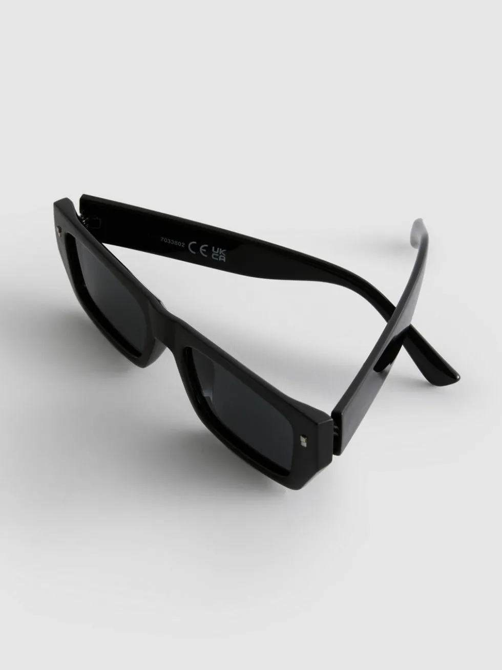 Sonnenbrille mit schmalen, rechteckigen Gläsern