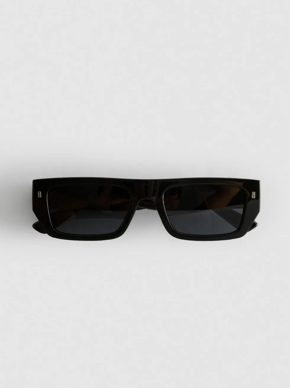 Sonnenbrille mit schmalen, rechteckigen Gläsern