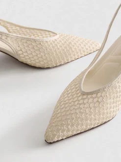 Spitze Pumps aus gewebtem Netzstoff