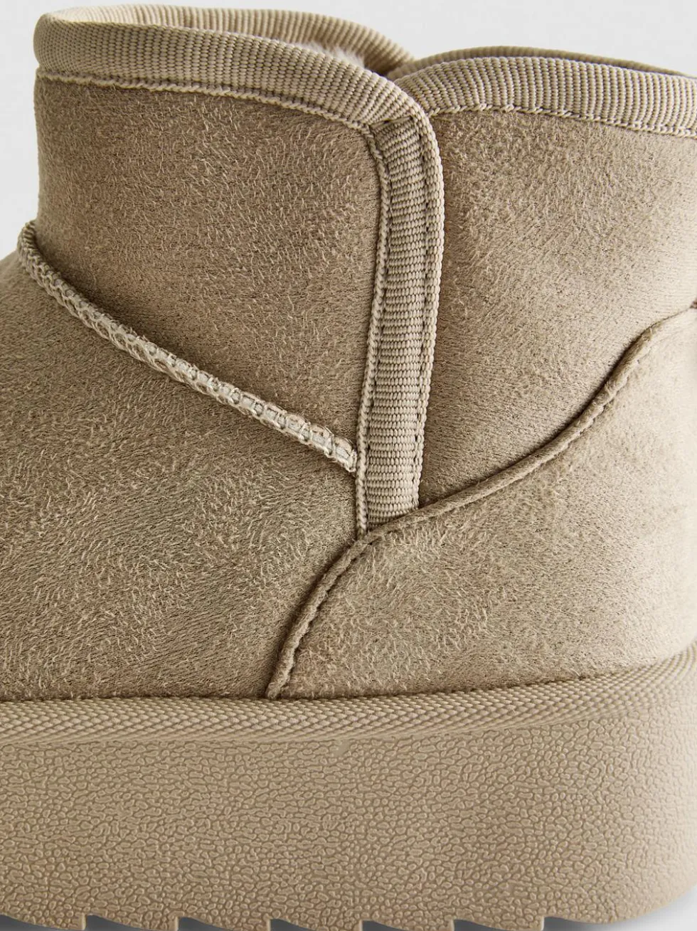 Stiefeletten mit großer Sohle