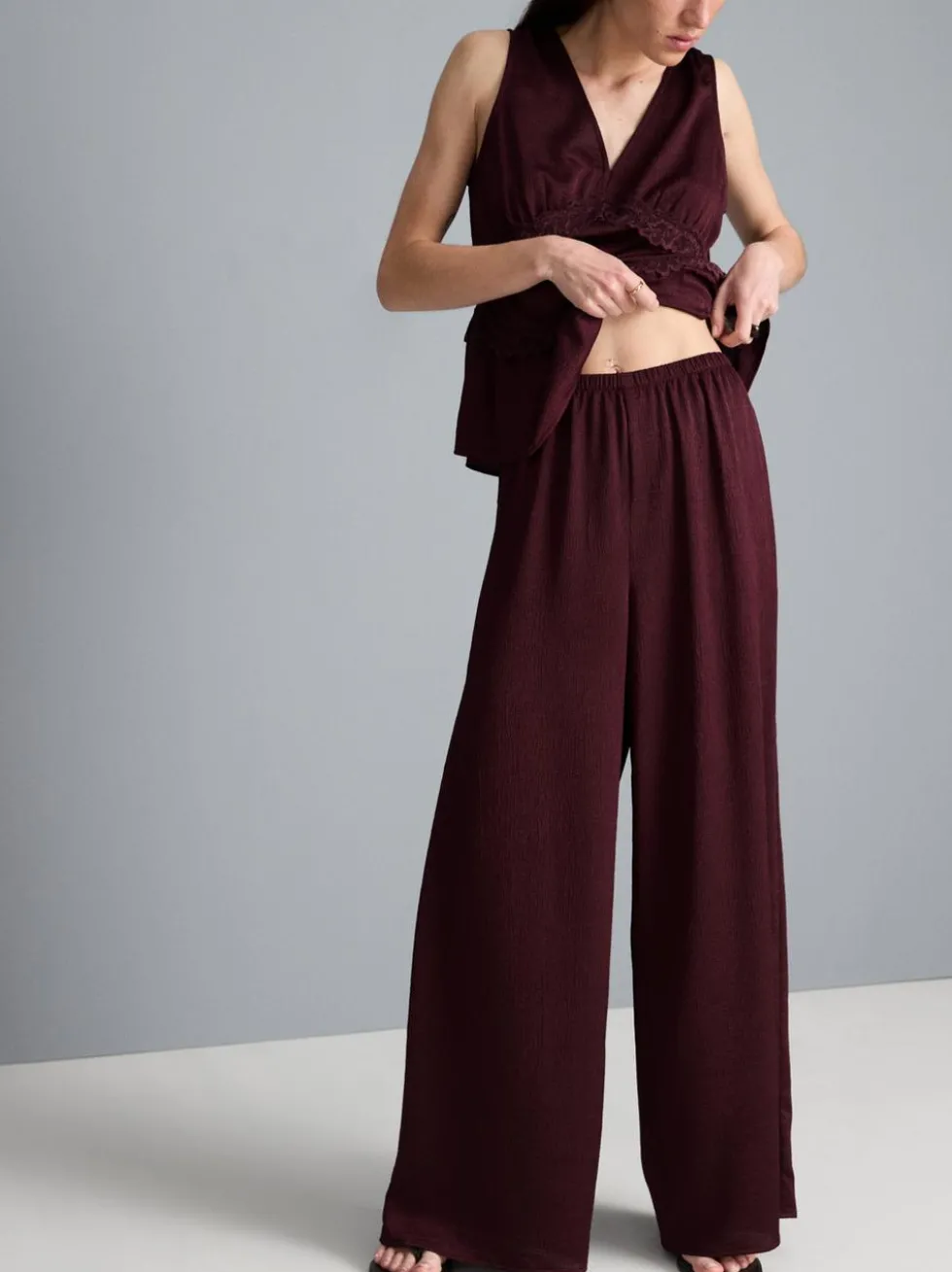 Strukturierte Satinhose mit geradem Bein