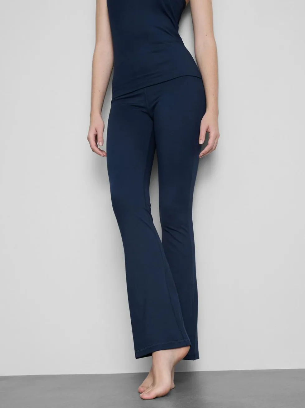 Stützende Active-Leggings mit hohem Bund und ausgestelltem Bein