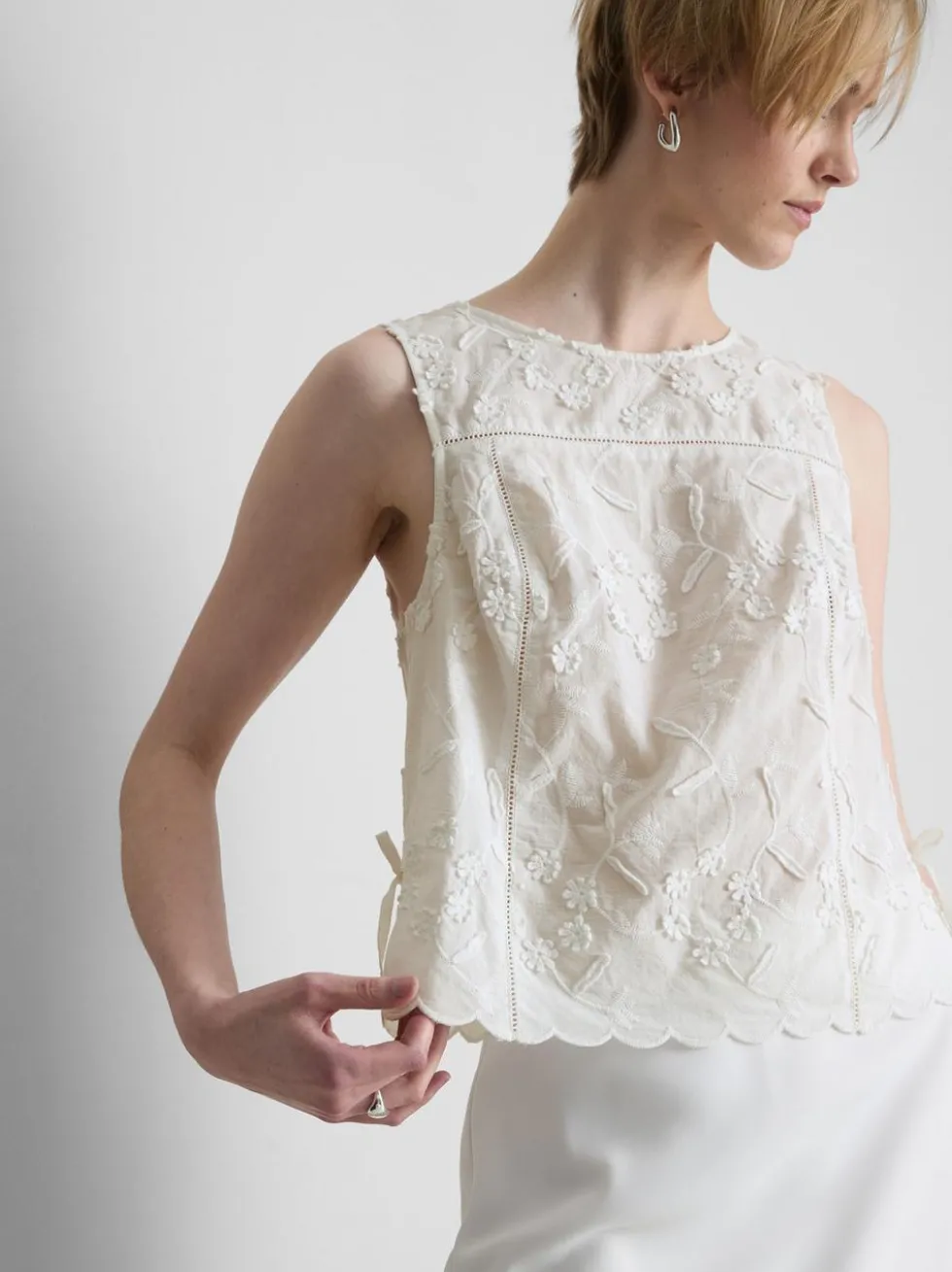 Tanktop mit Blumenstickerei zum Binden