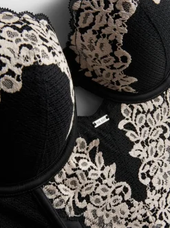 „The Edit“ Body mit floraler Spitze