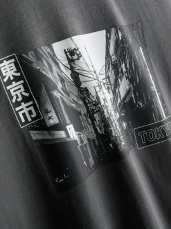 „Tokyo Street“ T-Shirt mit Grafik