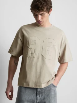 T-Shirt mit Nummernapplikation