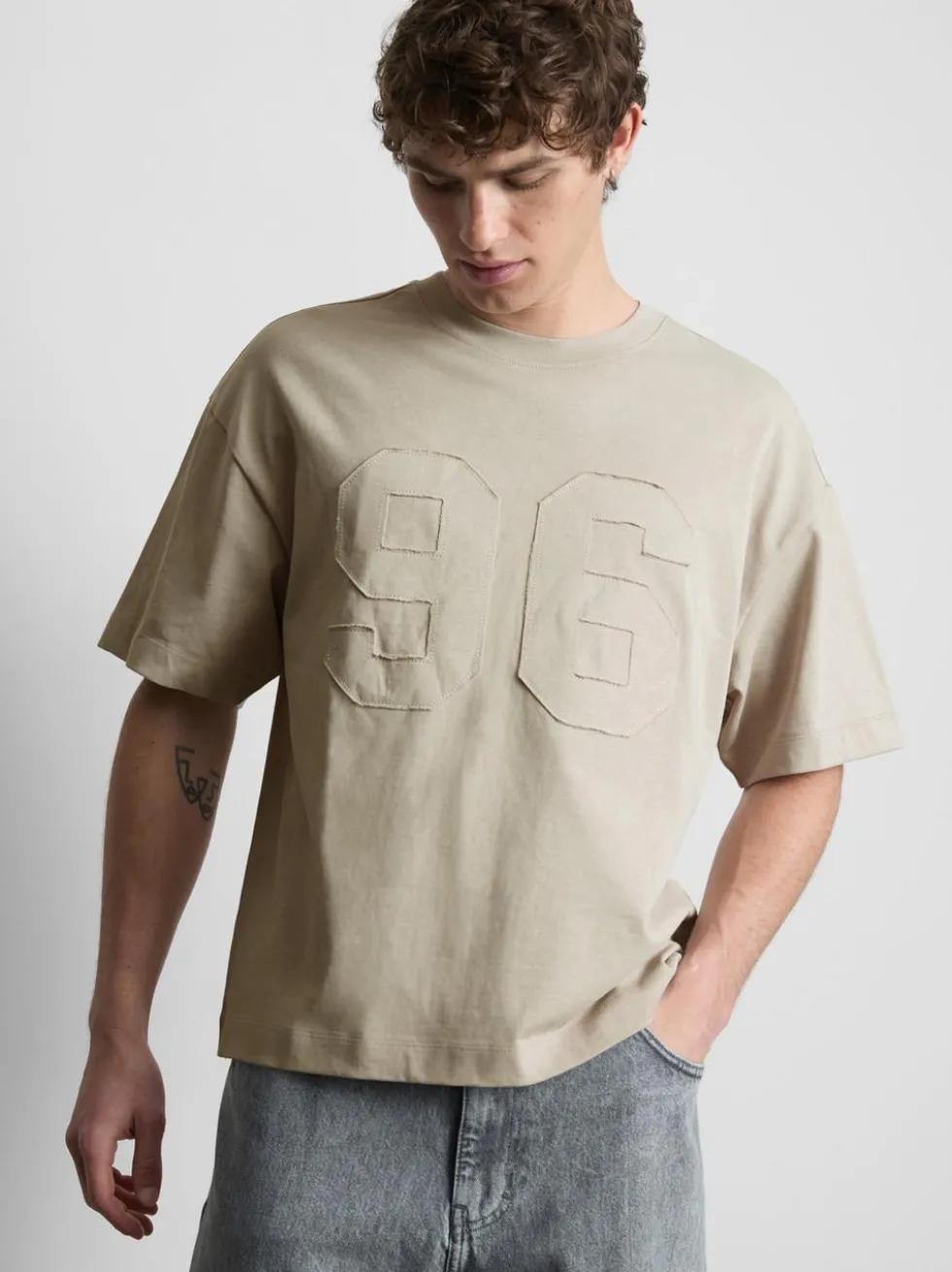 T-Shirt mit Nummernapplikation