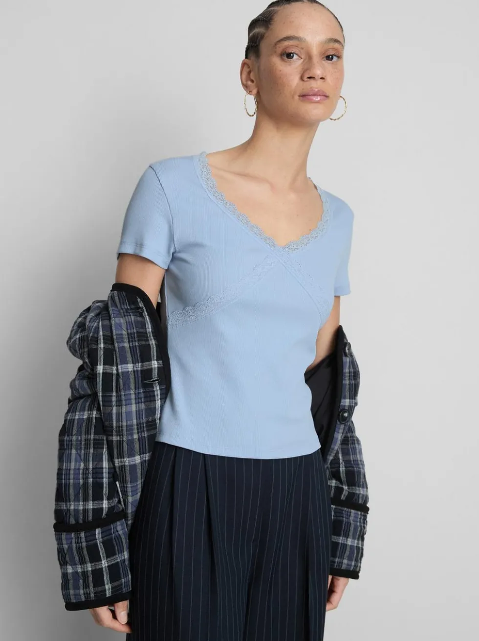 T-Shirt mit Spitzenbesatz und hohem Baumwollanteil