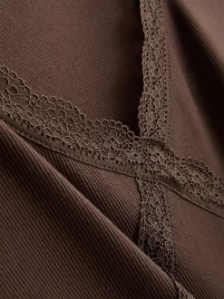 T-Shirt mit Spitzenbesatz und hohem Baumwollanteil