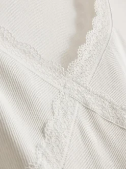 T-Shirt mit Spitzenbesatz und hohem Baumwollanteil