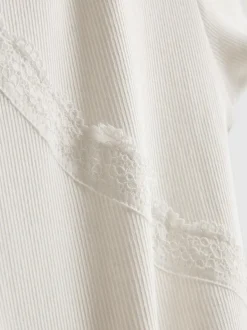 T-Shirt mit Spitzenbesatz und hohem Baumwollanteil
