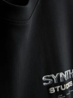 T-Shirt mit „Synth Studios“ Grafik