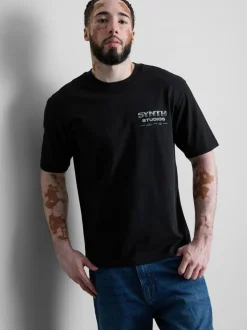 T-Shirt mit „Synth Studios“ Grafik