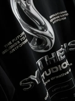 T-Shirt mit „Synth Studios“ Grafik