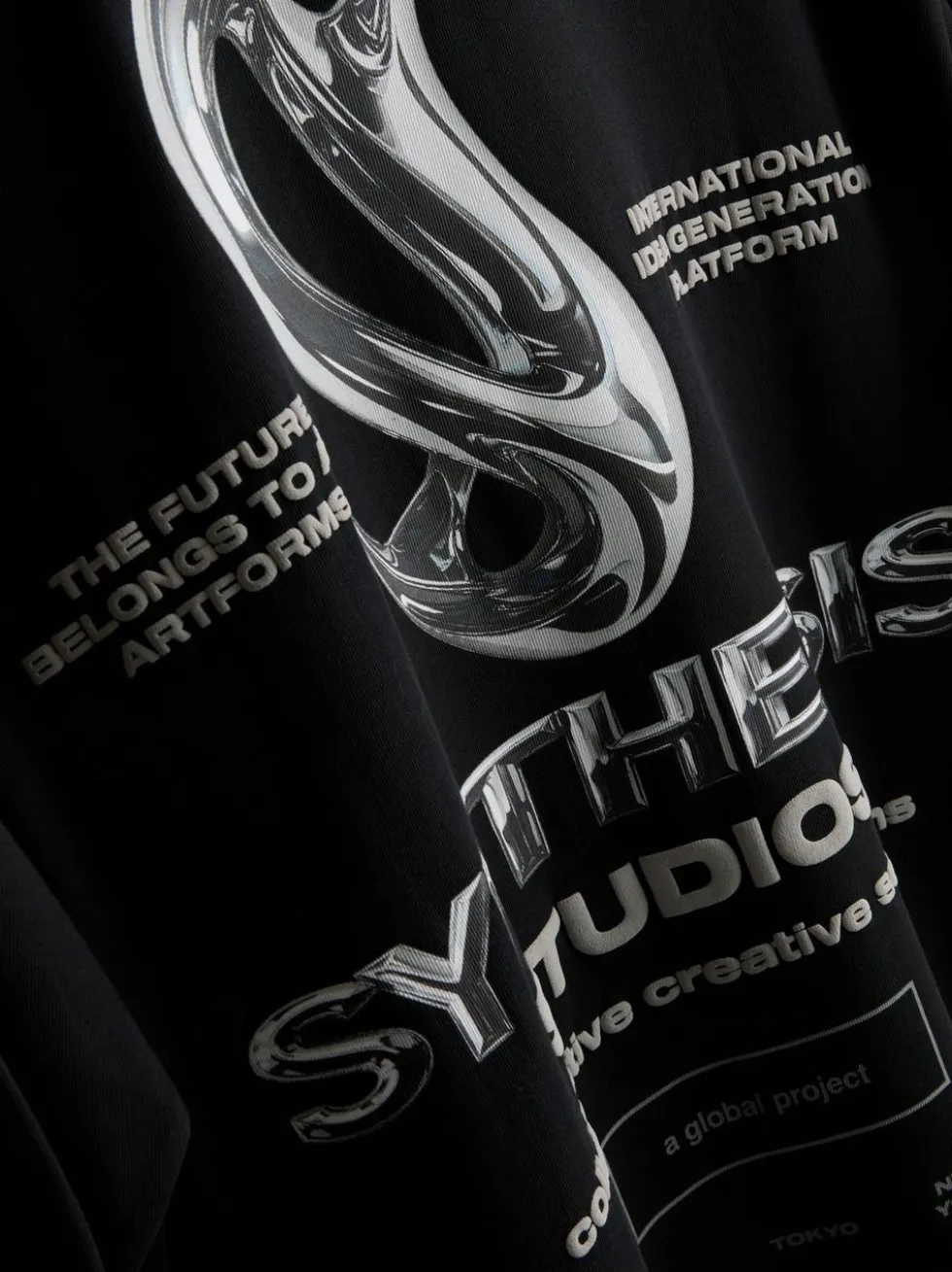 T-Shirt mit „Synth Studios“ Grafik