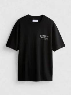 T-Shirt mit „Synth Studios“ Grafik