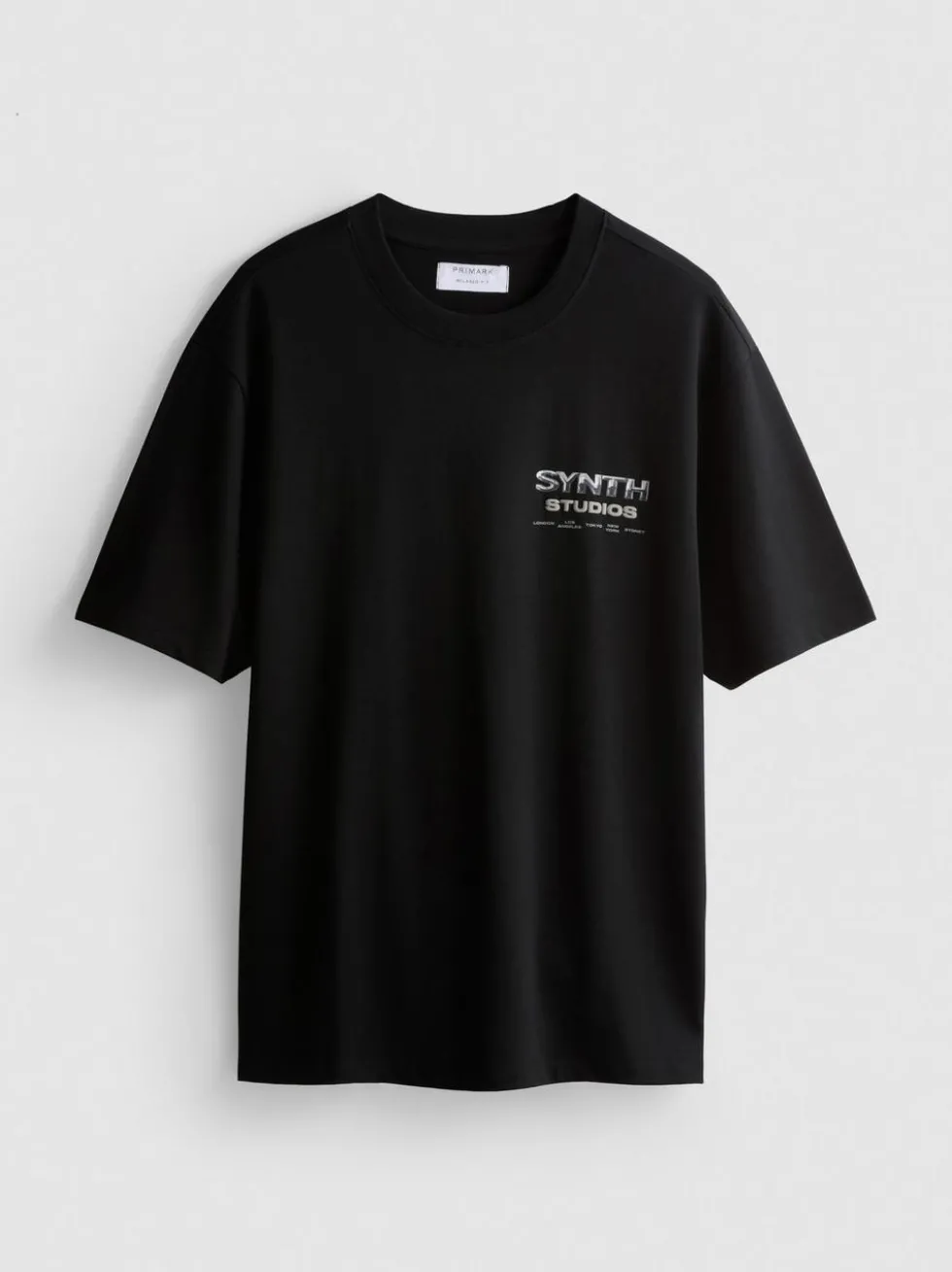T-Shirt mit „Synth Studios“ Grafik