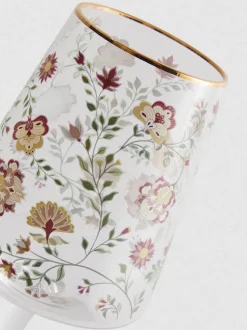 Weinglas mit Stiel und Blumenmuster