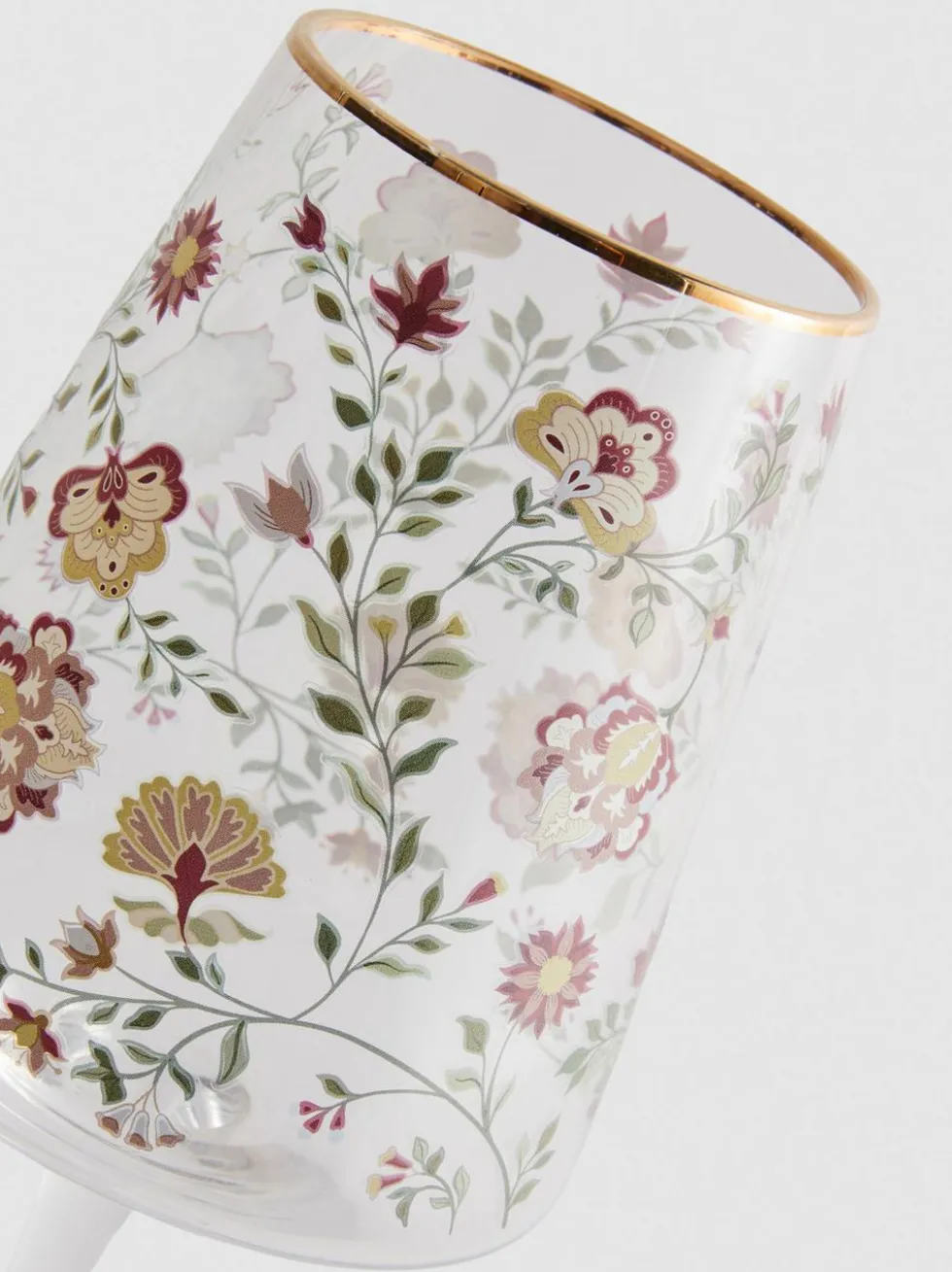 Weinglas mit Stiel und Blumenmuster