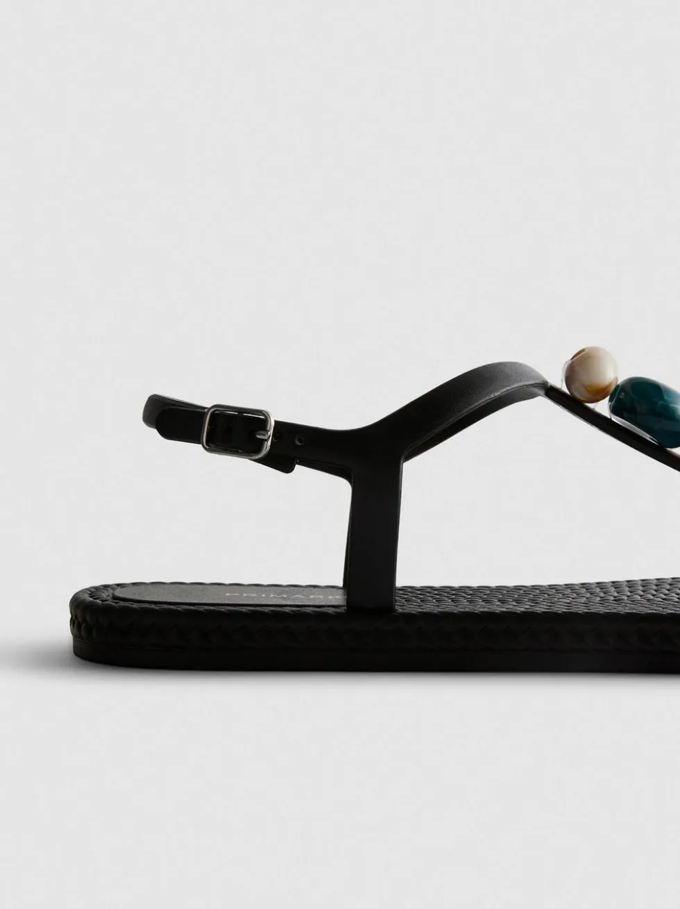 Zehenstegsandalen mit Perlen