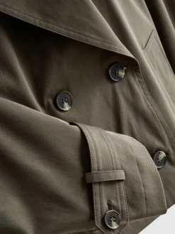 Zweireihiger, gerade geschnittener Trenchcoat