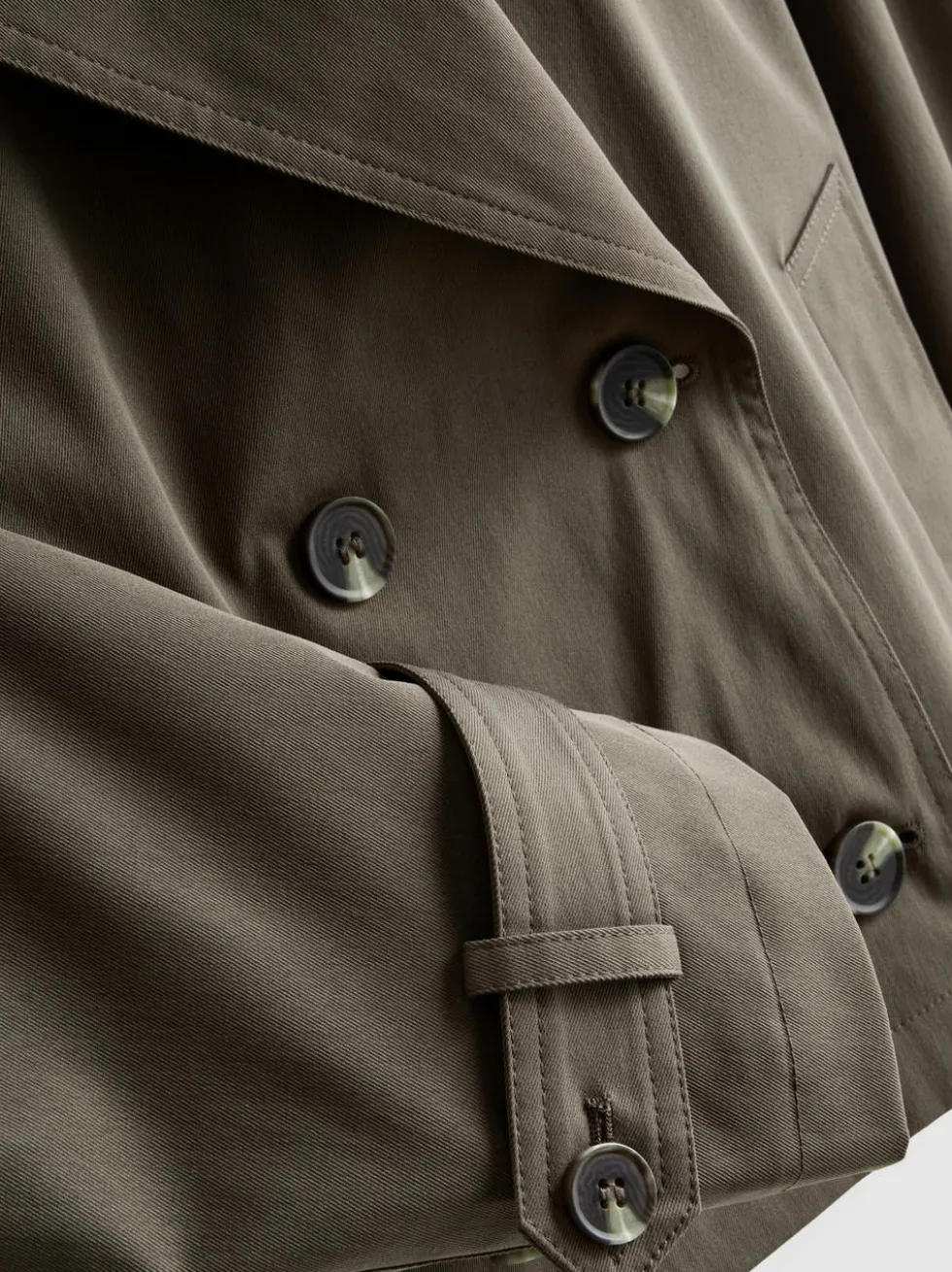 Zweireihiger, gerade geschnittener Trenchcoat